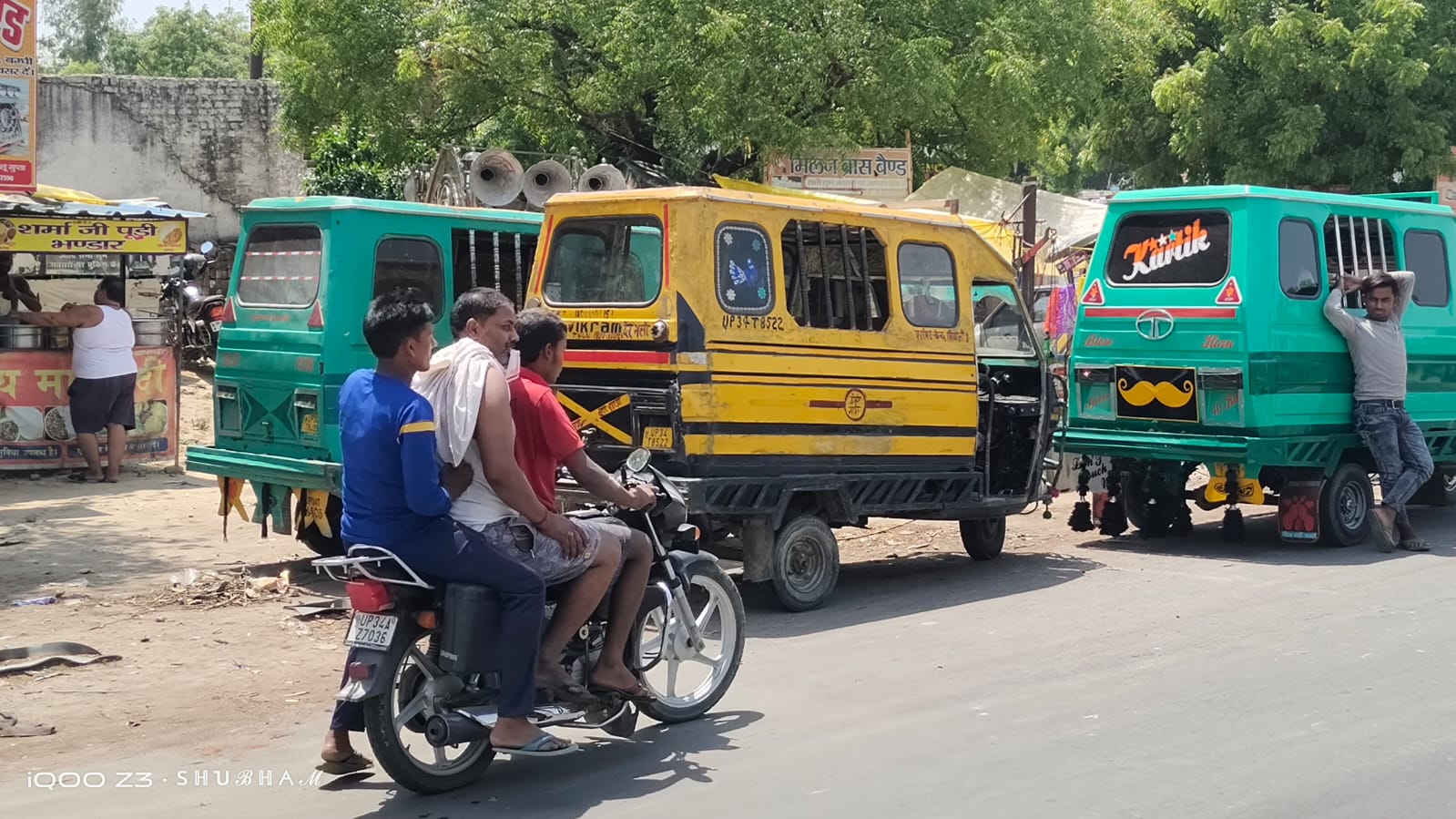 अटरिया, टैक्सी चालकों की मनमानी से बिगड़ रही व्यवस्था जब जहां चाहे खड़े कर रहे वाहन हो रहे हादसे